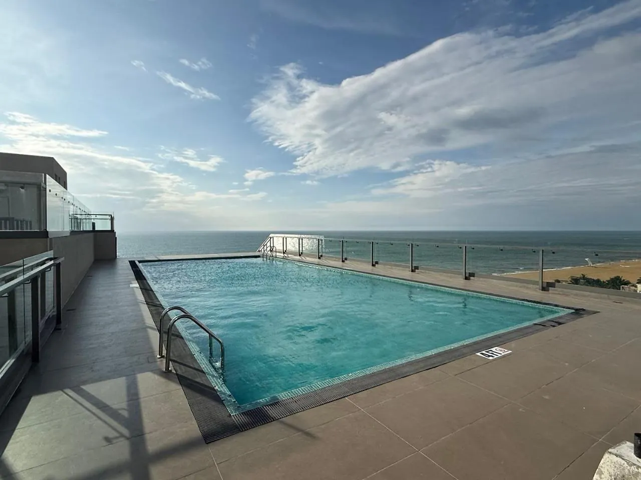 Ocean Breeze Negombo- Tidesend Luxury Beach Apartments