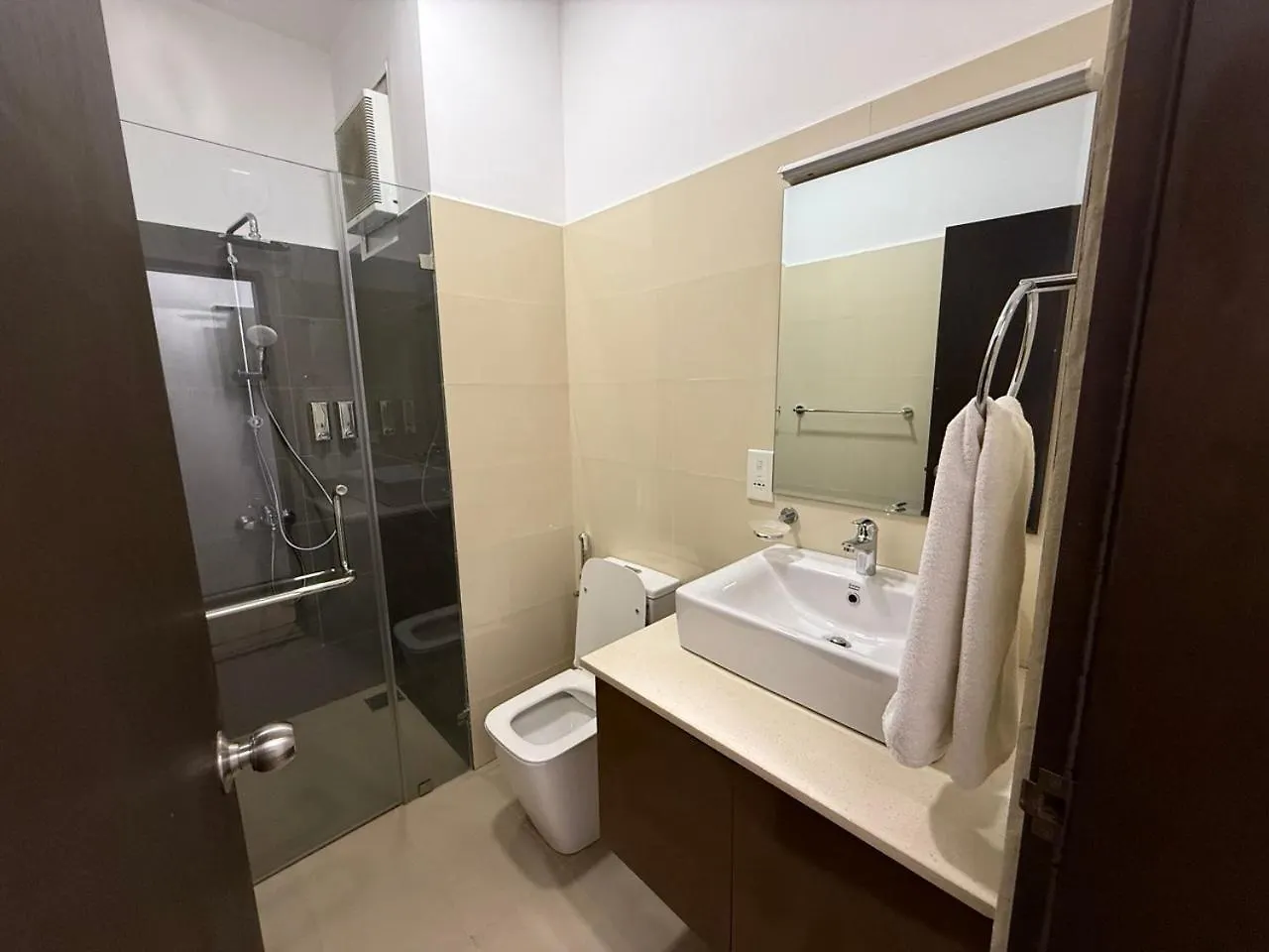 Ocean Breeze Negombo- Tidesend Luxury Beach Apartments Negombo